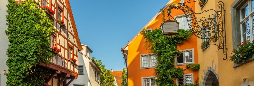 Bunte Häuser in der Innenstadt von Konstanz.